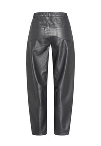 Schwarze Lederhosen mit entspannter Passform, elastischem Bund und zwei Gesäßtaschen. Glatte Textur und minimale Garndetails.
