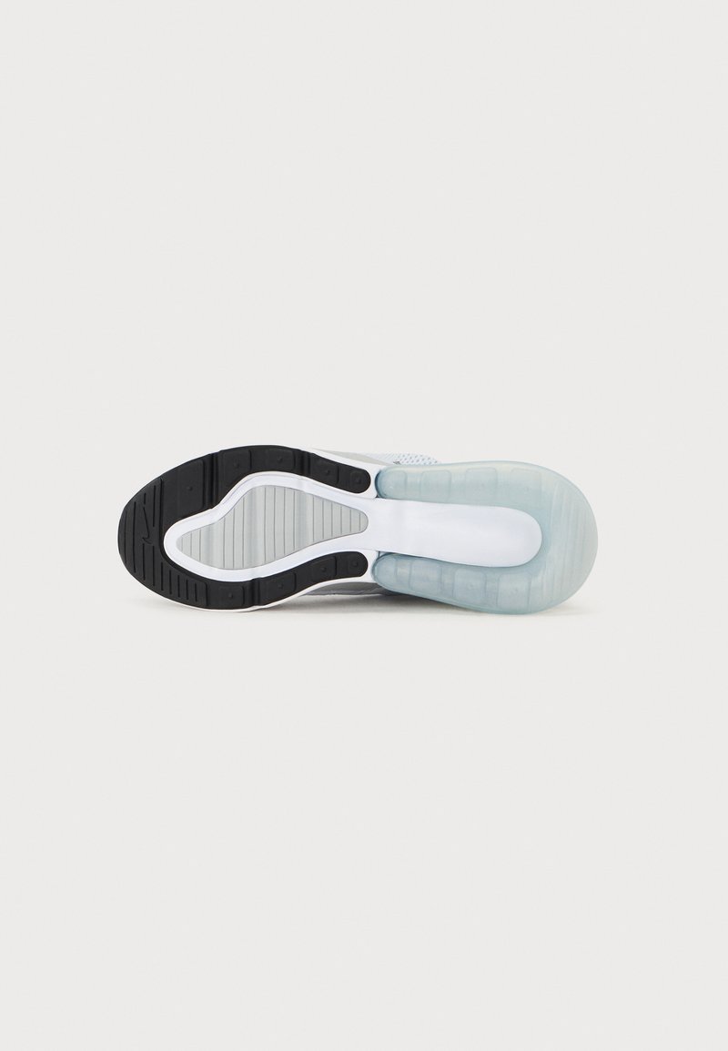 Suela de zapato con una sección lisa y translúcida, acentos de goma negra, ranuras texturizadas y secciones flexibles para mejorar el agarre y la comodidad.