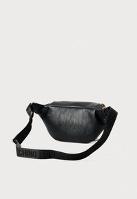 Saco de couro texturizado preto com fecho de zip, forma arredondada e uma alça com logotipo preto. Apresenta detalhes em metal dourado.