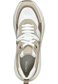 Vita och beige sneaker i mocka och läder med rund tå, snörning och detaljer i guld. Har 'GEOX RESPIRA'-märkning inuti.
