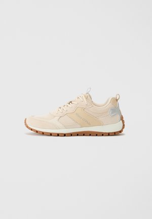 Beige Marc O’Polo sneaker met witte zool, bruine loopzool, mesh- en suèdepanelen en reflecterend detail op de hiel, getoond in zijaanzicht.