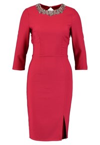 Červené upnuté šaty se tříčtvrtečními rukávy, lodičkovým výstřihem zdobeným korálky a bočním rozparkem. Hladká látka s elegantní siluetou.