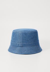 Denimska kapa s oblikom kante, plava tkanina, vidljivo šivanje i širok, lepršav rub. Tekstuirana površina.