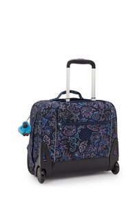 Maleta con ruedas de tela azul oscuro cubierta con coloridos patrones de vida marina. Presenta una base negra, un mango extensible y un charm decorativo.