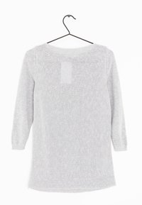 Jasnoszary sweter z dzianiny z długimi rękawami i szerokim dekoltem. Posiada teksturowany wzór i prosty dół. Zawieszony na czarnym haczyku.