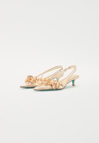 Scarpe slingback dorate con punte appuntite, decorazioni floreali e tacchi bassi color teall. Finitura metallica liscia con dettagli intricati.