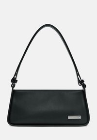 Borsa a mano nera in pelle con una forma rettangolare elegante. Presenta un manico curvo e un accento del marchio argentato sulla parte anteriore. Texture liscia.