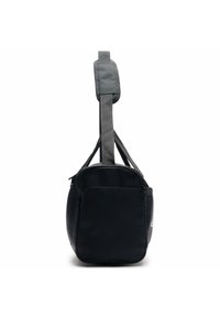 Borsa nera di forma arrotondata, con finitura testurizzata, tasca frontale con zip e una tracolla grigia regolabile. Design minimalista senza marchi visibili.