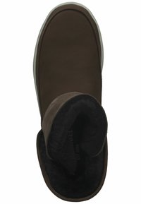 Braune Wildleder-Slipper-Boots mit einem strukturierten Innenfutter und einer flachen weißen Sohle. Verfügt über eine abgerundete Spitze und ein einfaches Design ohne Verschlüsse.