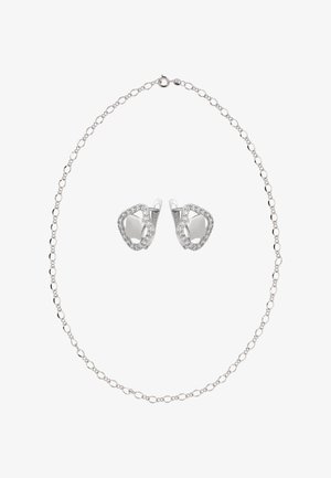 Collana con catena d'argento a maglie ovali abbinata a orecchini in argento coordinati con cornici irregolari incastonate di diamanti.