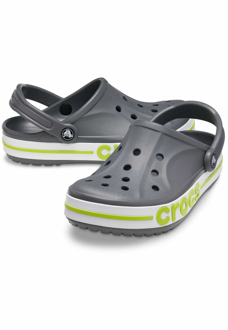 Grijze Crocs slippers met meerdere ventilatiegaten, een verstelbare achterband en een witte en neon groene accentstreep. Textuur met grip onderkant.