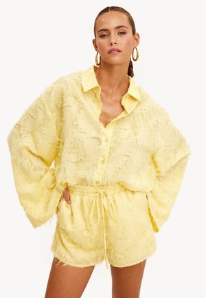 THE BLOSSOM OF US - Short - structured   yellow