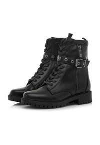 Botas de cuero negro hasta el tobillo con un acabado texturizado, que cuentan con un diseño de cordones en la parte delantera, cremallera lateral y un hebilla con acentos metálicos.