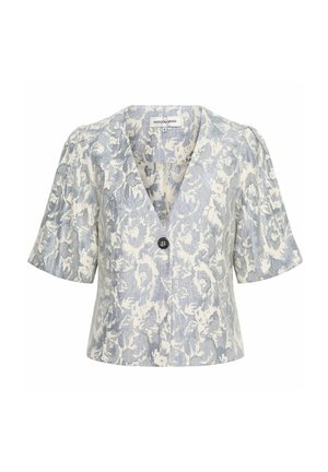 Korte mouwen blouse in lichtblauw met een wit bloemenpatroon, voorzien van een V-hals en een enkele zwarte knoopsluiting aan de voorkant.