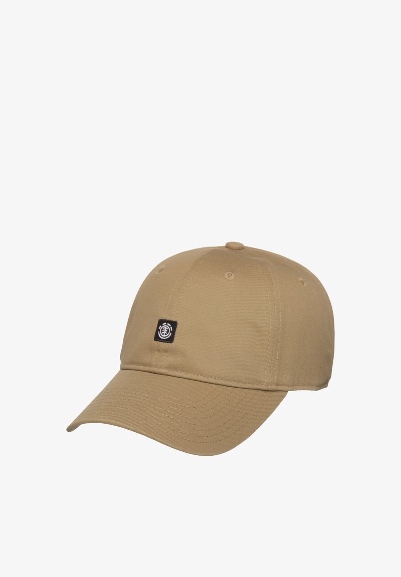 Cappellino da baseball beige con visiera curva e piccola toppa rettangolare nera sul pannello anteriore.