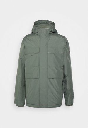 Grüne Kapuzen-Winterjacke mit Frontreißverschluss, zwei Brustklappentaschen und zwei seitlichen Reißverschlusstaschen aus wasserabweisendem Material.