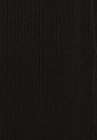 Tissu texturé noir à côtes avec des lignes verticales formant un motif subtil.