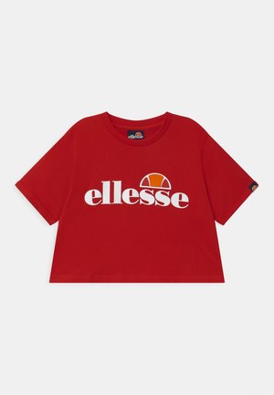 Rød crop top T-shirt med det hvide Ellesse-logo og orange halvcirkel grafik foran samt logomærke på ærmet.
