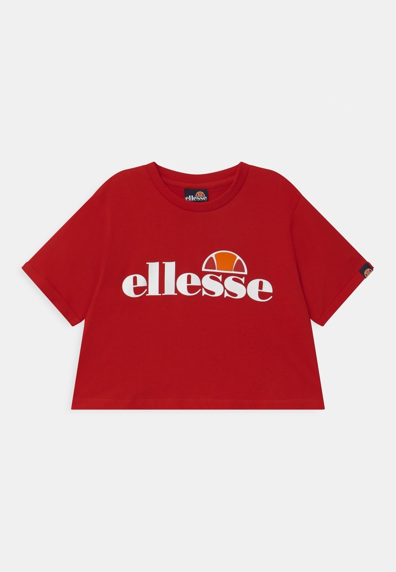 T-shirt crop top rouge avec le logo blanc Ellesse et un graphisme en demi-cercle orange sur le devant ainsi qu'une étiquette logo sur la manche.