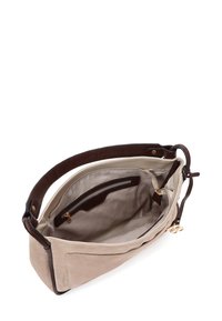 Beige suède handtas met een bruine leren schouderband, met een grote open binnenkant, een binnenzak met rits en een minimalistisch design.
