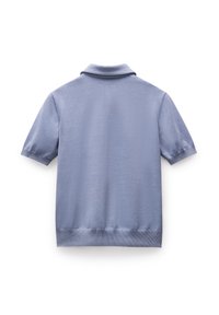 Korte mouwen polo shirt in lichtblauw. Heeft een klassieke kraag en ribgebreide boorden. Dikke textuur met een getailleerd ontwerp en zonder zichtbare patronen.