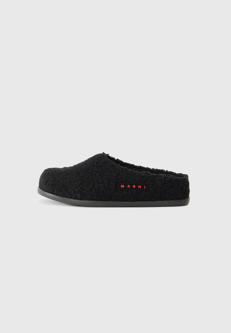 Zwarte slipper met een textuur en een donzige bovenkant. Heeft een ronde neus en een platte rubberen zool. Rode "MARNI" logo aan de zijkant.