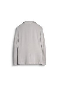 Blazer gris claro con una silueta ajustada, que presenta un cuello con muescas, cierre de un solo botón y hombros estructurados. Textura de tela suave.
