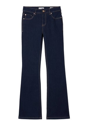Dunkelblaue, ausgestellte Jeans aus Denim mit kontrastierenden gelben Nähten, Vordertaschen und einem Metallknopf am Bund. Glatte Textur, klassisches Design.