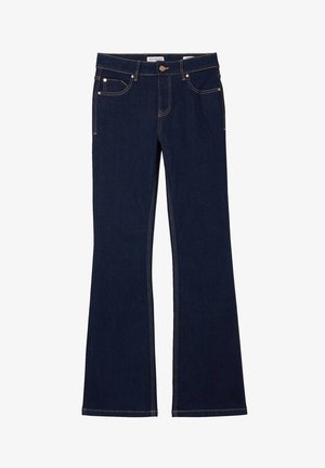 Dunkelblaue, ausgestellte Jeans aus Denim mit kontrastierenden gelben Nähten, Vordertaschen und einem Metallknopf am Bund. Glatte Textur, klassisches Design.