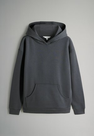 Tumehall pullover-hoodie pikad varrukad, ees koti tasku ja kinnine kapuuts, esitletud heleshalli tausta ees.