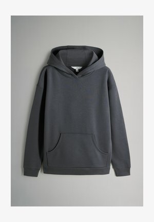 Dunkelgrauer Pullover-Hoodie mit langen Ärmeln, vordere Kängurutasche und angenommene Kapuze, auf einem hellgrauen Hintergrund präsentiert.