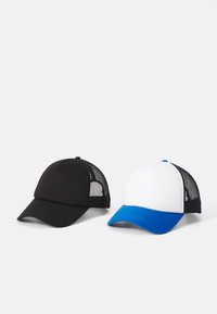 Las gorras snapback en blanco y negro tienen un panel frontal sólido, malla en los lados y la parte posterior, y un visor curvado; acento azul en la visera de la gorra blanca.