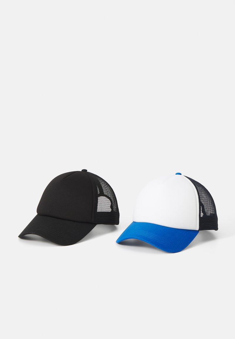 Las gorras snapback en blanco y negro tienen un panel frontal sólido, malla en los lados y la parte posterior, y un visor curvado; acento azul en la visera de la gorra blanca.