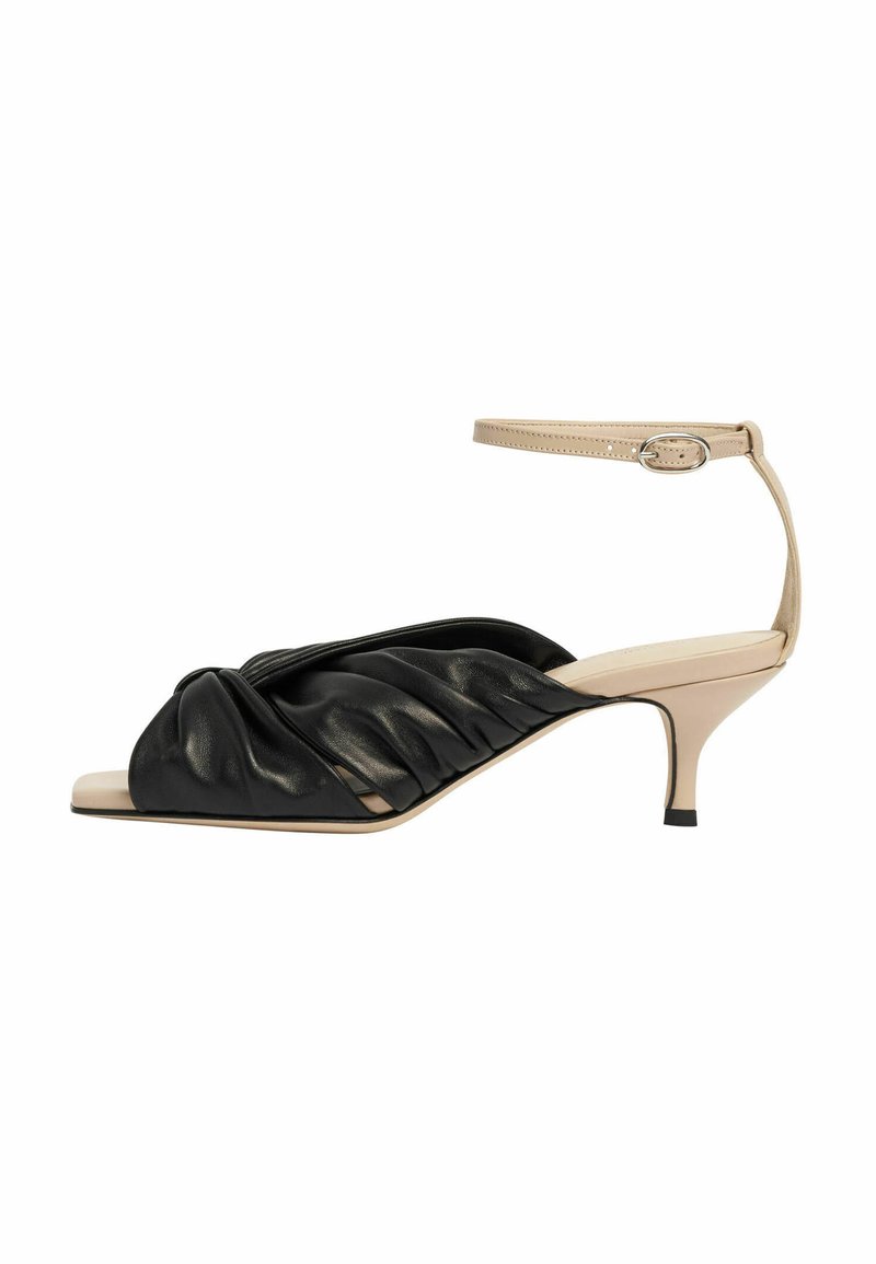 Czarne skórzane sandały na obcasie z marszczonym wzorem, otwartym noskiem, beżowym paskiem na kostce i 6,5 cm szpilką. Gładka tekstura i minimalistyczny styl.