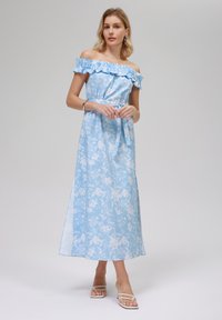 Abito maxi blu con fiori, scollato sulle spalle, con scollatura a volant, cintura da annodare e spalline sottili; tessuto a motivi e texture liscia.