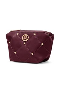 Borsa cosmetica trapuntata color bordeaux con borchie dorate e logo, chiusura con zip, forma arrotondata e texture esterna liscia.