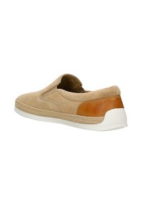 Beiger Slipper mit Veloursleder-Obermaterial, geflochtenem Detail um die Sohle, braunem Leder-Fersenpatch und weißer Gummilaufsohle.