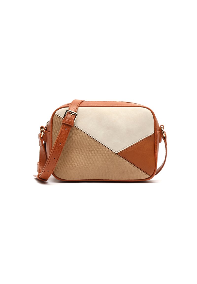 Obdélníková crossbody taška vyrobená z béžové a hnědé kůže. Má geometrický panelový design a nastavitelný popruh se stříbrným kováním.