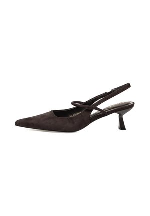 Zapato slingback de ante marrón oscuro con punta puntiaguda, tiras cruzadas y tacón bajo curvado sobre fondo blanco.