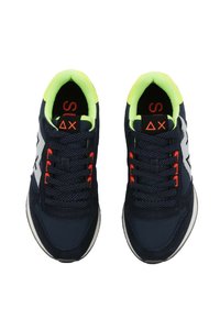 Sneakers navy con accenti giallo neon, materiali in suede e mesh, dotati di lacci neri, una suola testurizzata e un logo bianco sul lato.