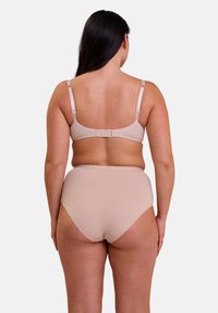 Ensemble de soutien-gorge beige et culottes taille haute. Texture lisse, bretelles ajustables et fermeture à crochets au dos. Design minimaliste.