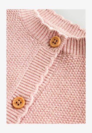Cárdigan de punto rosa que presenta un cuello acanalado y botones de madera, con un patrón texturizado en toda la tela.