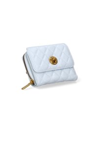 Portafoglio bianco trapuntato realizzato in materiale sintetico con unaccenno del logo in tonalità oro e chiusura con zip. Forma compatta e quadrata.