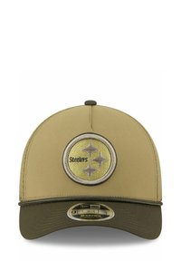 Khakifarbene Baseballmütze mit grünem Schirm, versehen mit einem gestickten Steelers-Logo in einem runden Patch. Verstellbarer Riemen auf der Rückseite.
