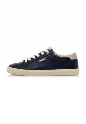 Zapatillas de cuero azul marino con cordones blancos, acento en el talón beige y suela de goma texturizada. Presenta un logo en el lateral y un cuello acolchado.