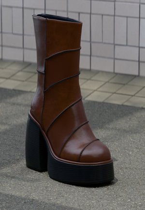 Buffalo, HEART PATCH STACK - Bottes à plateau - brown