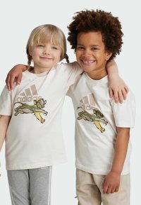 adidas Sportswear DISNEY LION KING - T-shirt con stampa - chalk white   wonde beige   semi spark