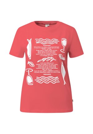 Korallfarbenes T-Shirt mit kurzen Ärmeln und weißen Sardinien-Motiven sowie italienischem Text, darunter Fische, Weingläser, Blätter und wellenförmige Linien.