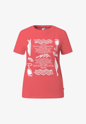 Koralowy T-shirt z krótkim rękawem z białymi ilustracjami o tematyce Sardynii oraz włoskim tekstem, w tym ryby, kieliszki do wina, liście i faliste linie.