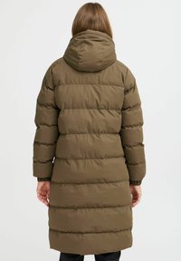 Olivenfarget pufferjakke med hette, med kviltet design, elastiske mansjetter og knelang silhuett. Justerbar kant med en glatt tekstur.